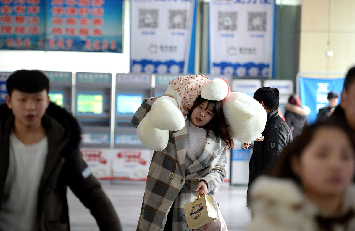 2019年2月20日,成都,旅客准备乘车.(如下载使用,请务必署名红星新闻 