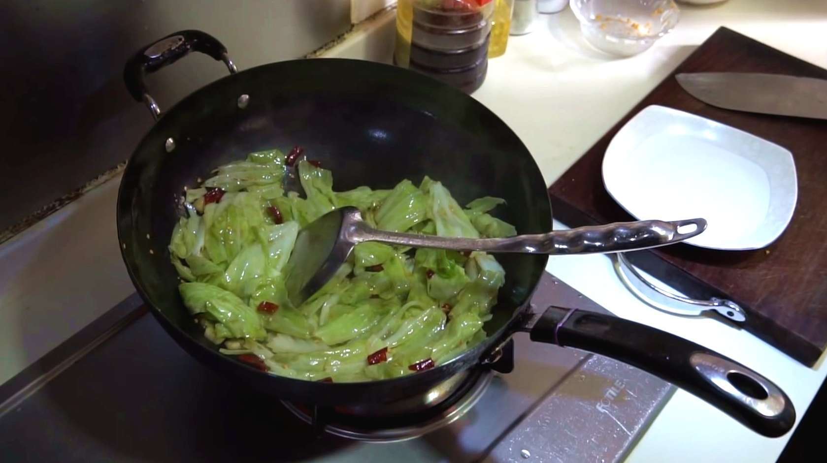 手撕包菜10人做9人错,厨师长教你一招,让你炒出的包菜又香又脆