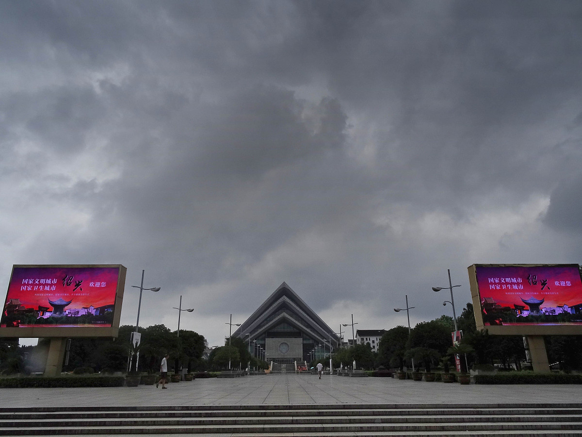 再分析风场资料在台风模拟中的局限性