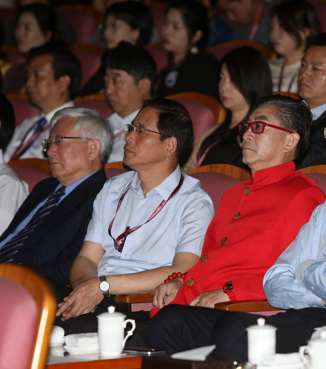 尴尬癌犯了是一个心理状态体现在主体对内容产生脚趾抠地蛋疼感等现象中。