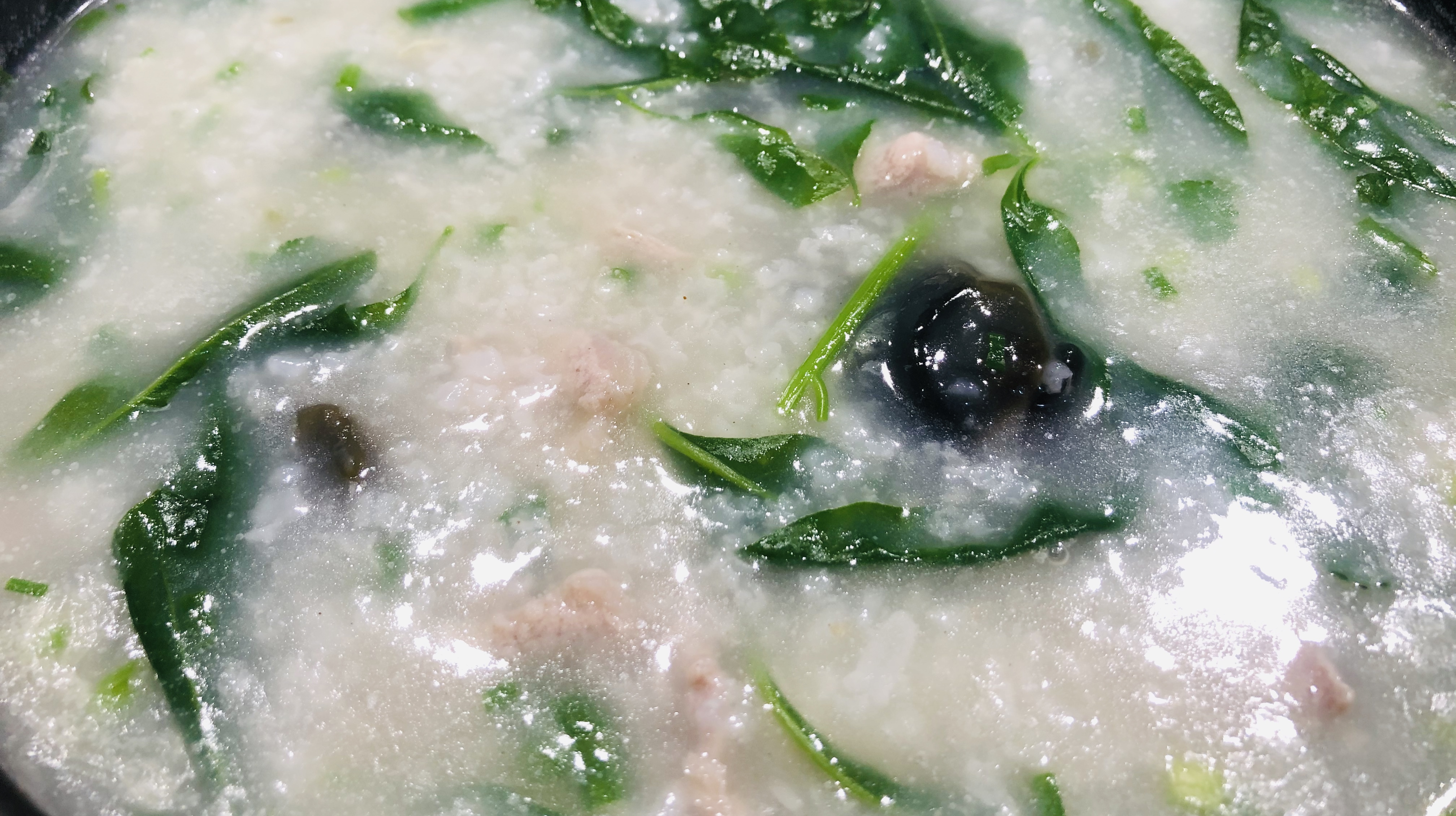 皮蛋和枸杞菜这样做,味道奇特,清热解毒,这么多年就好这个味