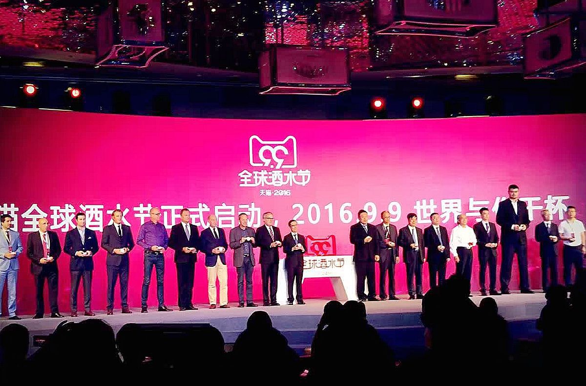 2016年08月30日,上海,姚明出席某活动.
