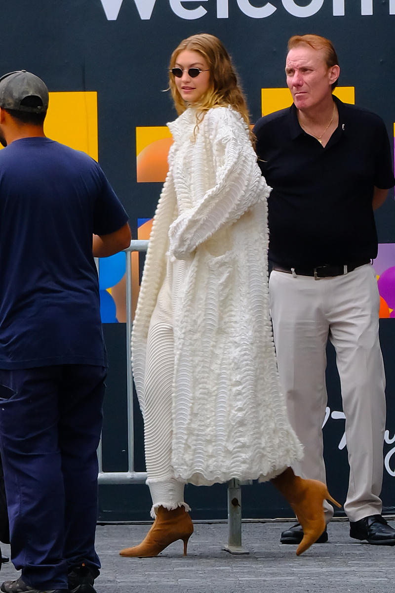 请设计一份关于某产品或品牌的态度调查问卷。问卷题项需包含态度的三个成分题项数量在15—25个之间。