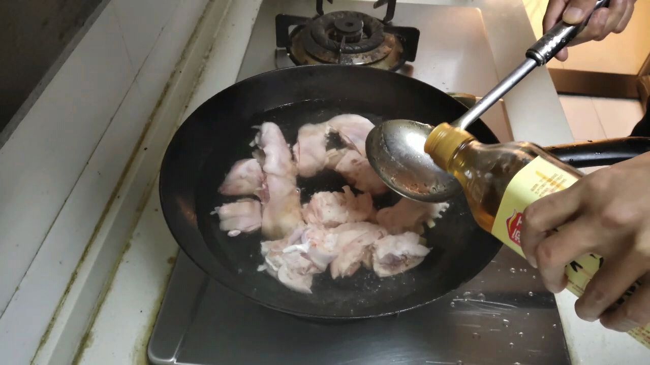 山药炖猪蹄:买的时候猪蹄是正常的,炖着就变黑了,但味道还可以