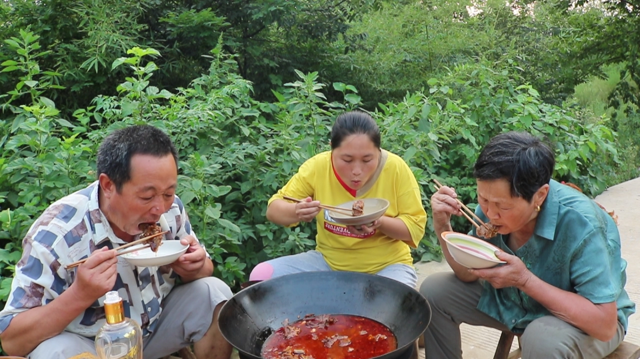 胖妹150元买6斤羊蝎子,香辣又解馋,祖孙3代吃一大锅,真过瘾