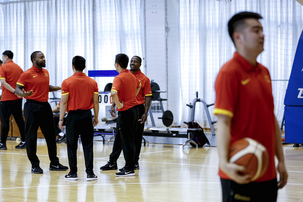 大学男篮训练计划：2.5小时中等强度，提升团队实力！