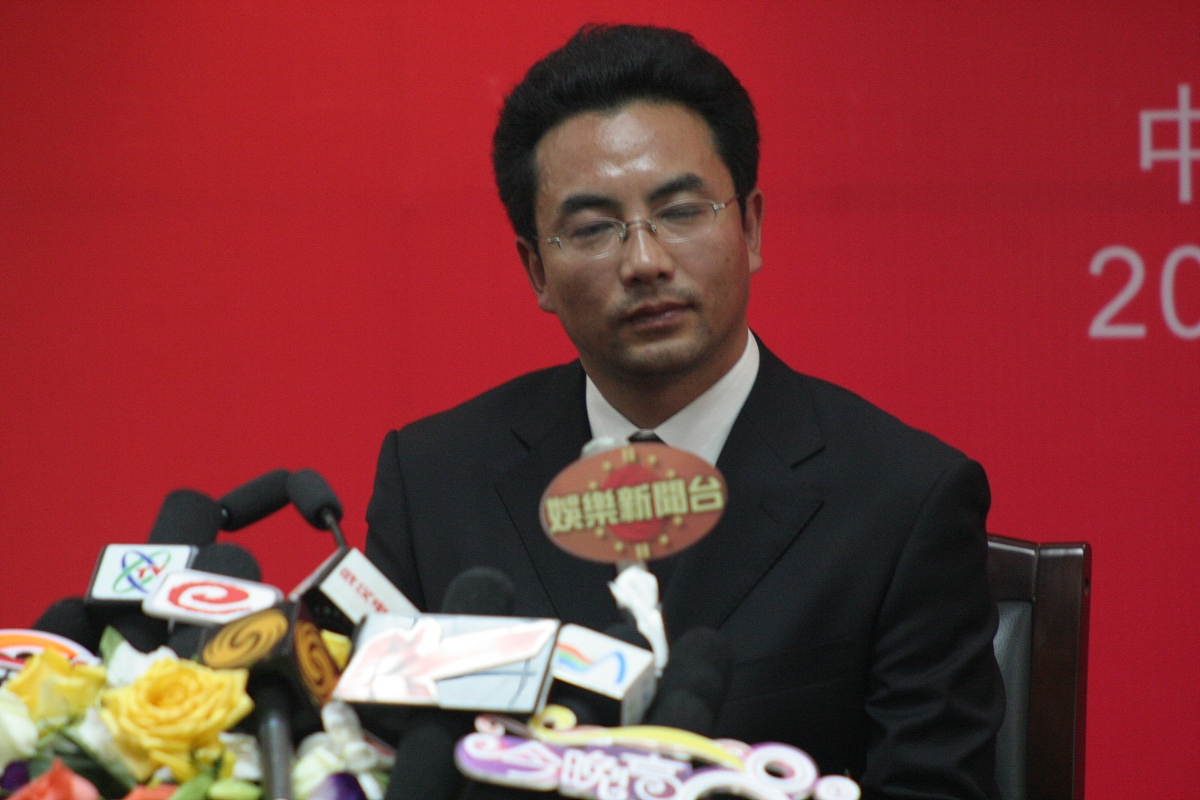 2005年11月12日,三亚,第14届金鸡百花电影节颁奖礼,万玛才旦荣获导演