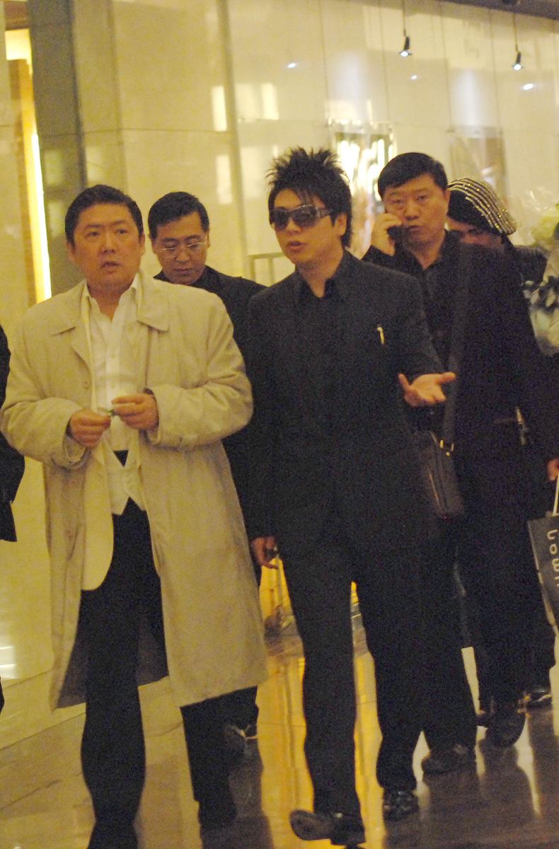 2010年4月29日,上海,离开酒店.***_***郎朗+++_+++墨镜,钢琴王子