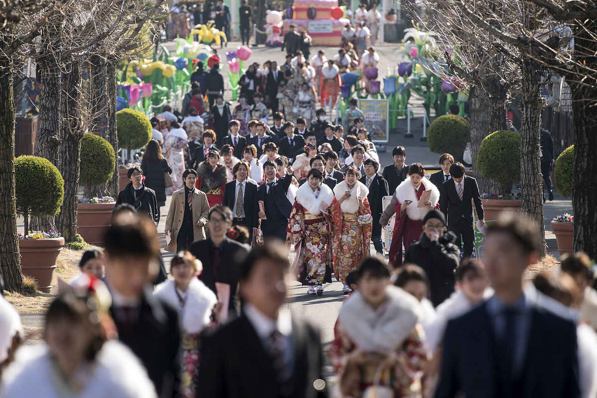 当地时间2020年1月13日,日本东京,大量女孩子穿着传统服饰参加"成人礼