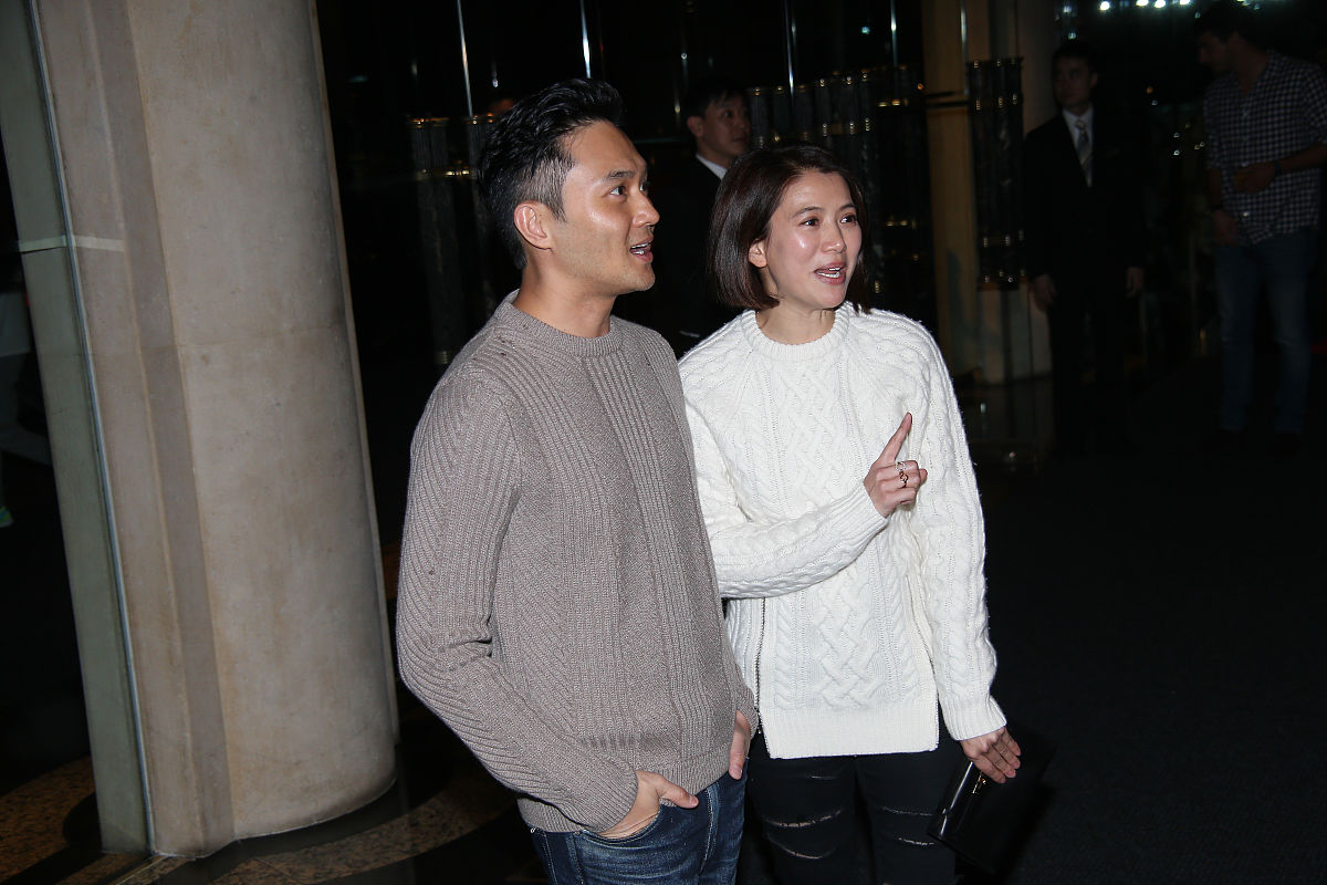 2016年1月2日,香港,星娱乐唱片公司高层tommy与亚视前女艺人黄美芬在
