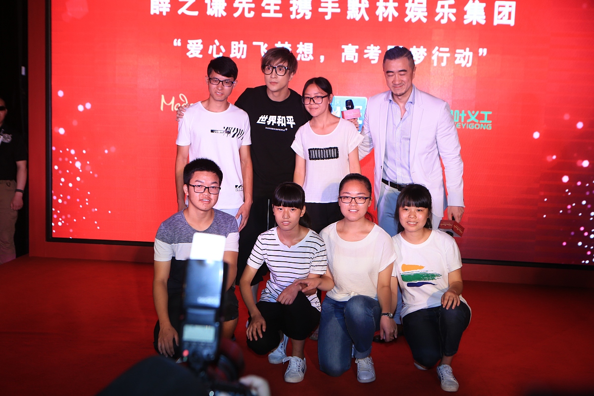 计算机学院研究生201班同窗好友，毕业之际，祝愿大家前程似锦！