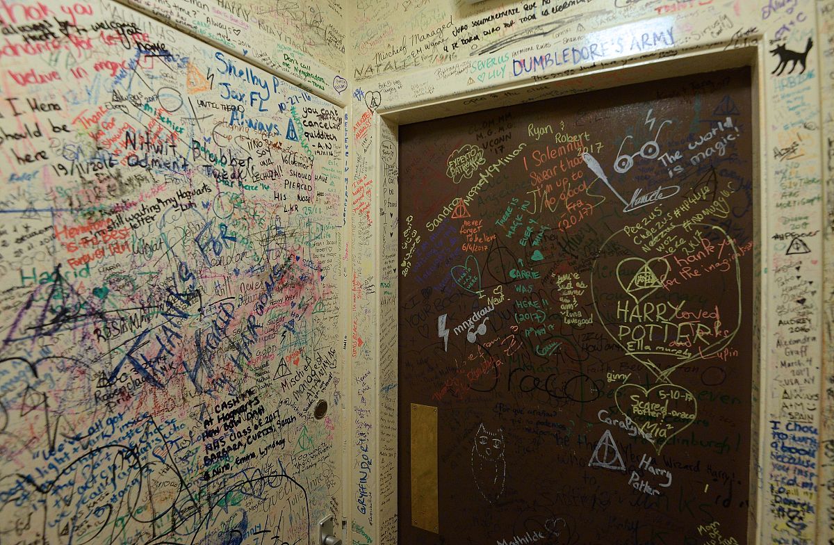 写一个哈利波特魔法石万圣节前夕的剧本