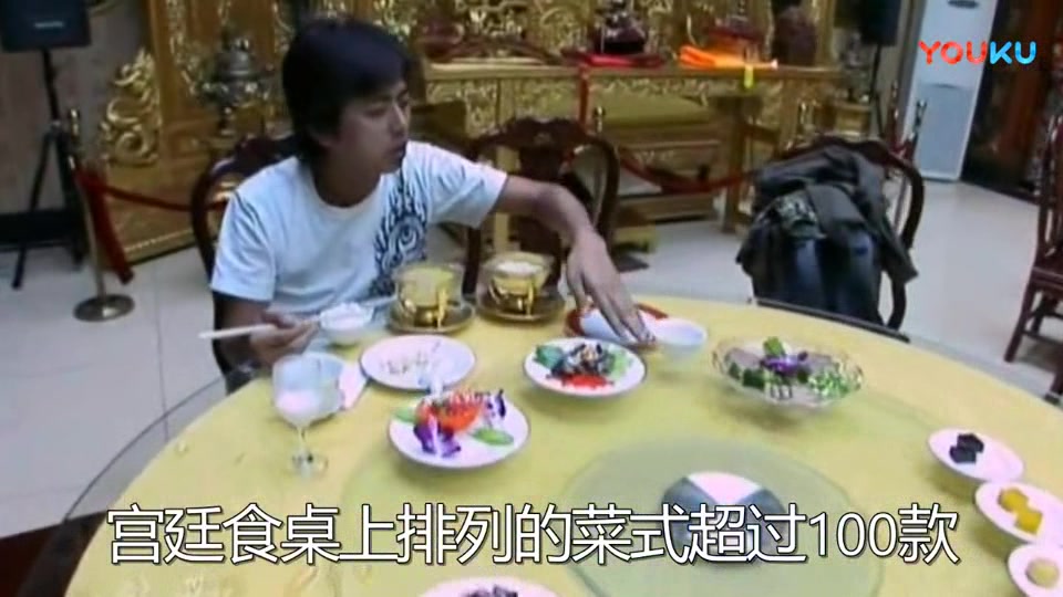 日本人第一次品尝满汉全席,门口还有格格服务员,日本小哥惊呆了