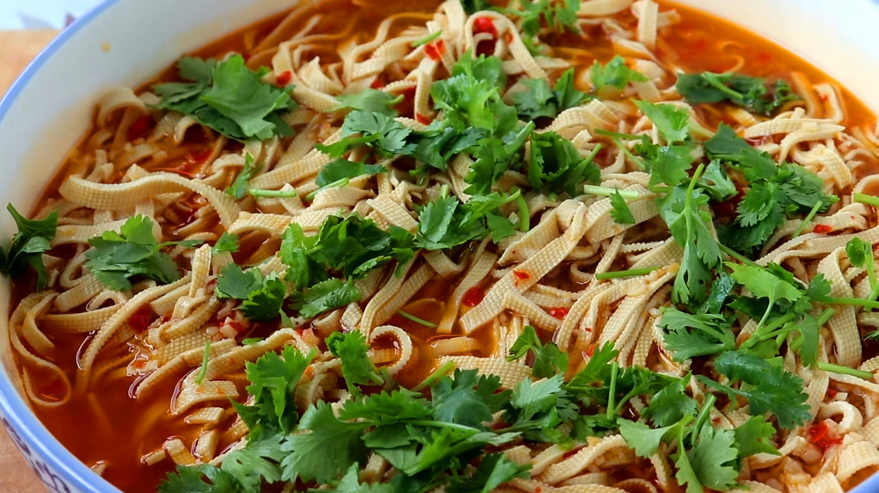 豆腐皮新做法,不用炒不用凉拌,这样做一大盆不够吃,太香了!