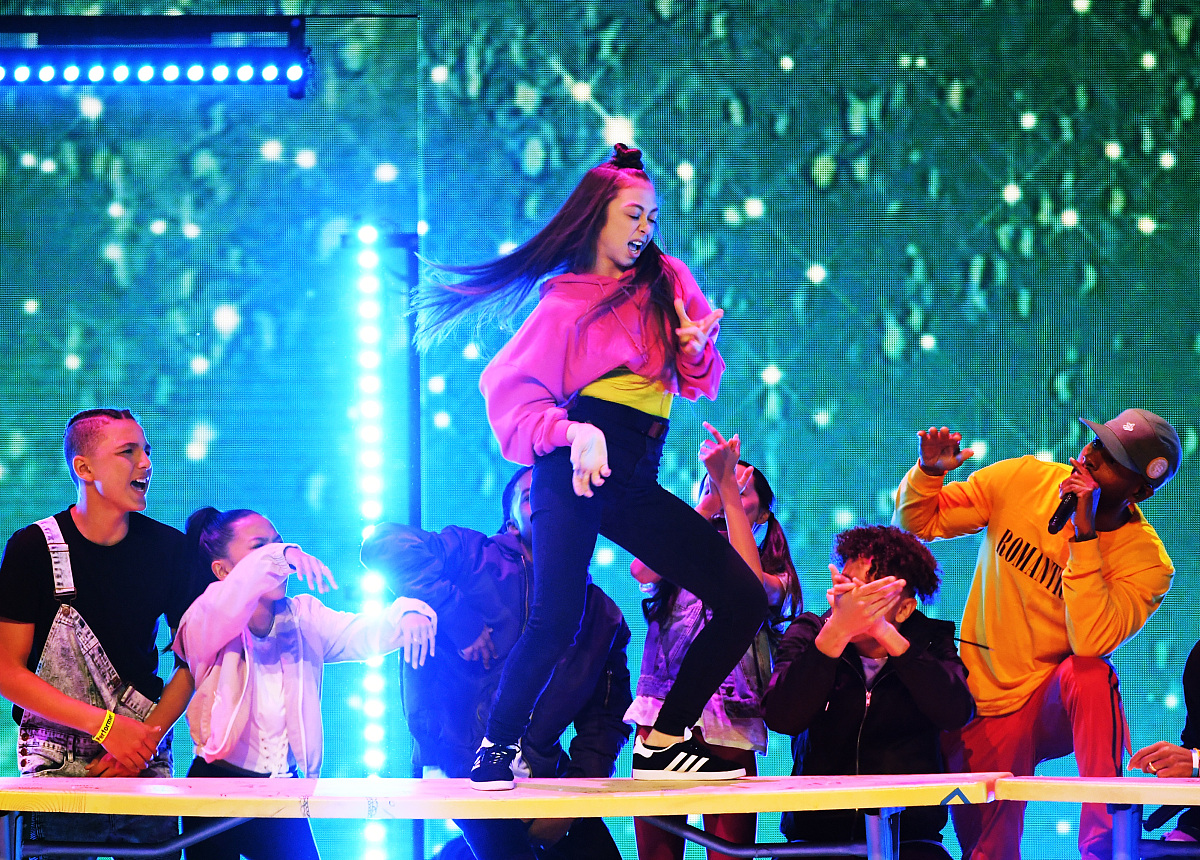 优化这段产品描述用更地道简洁的英语表达This musical dance mat melts fun and physical activity into one! Kids dancing mats combines music and dance and children can dance to the familiar kids songs according to LED indica