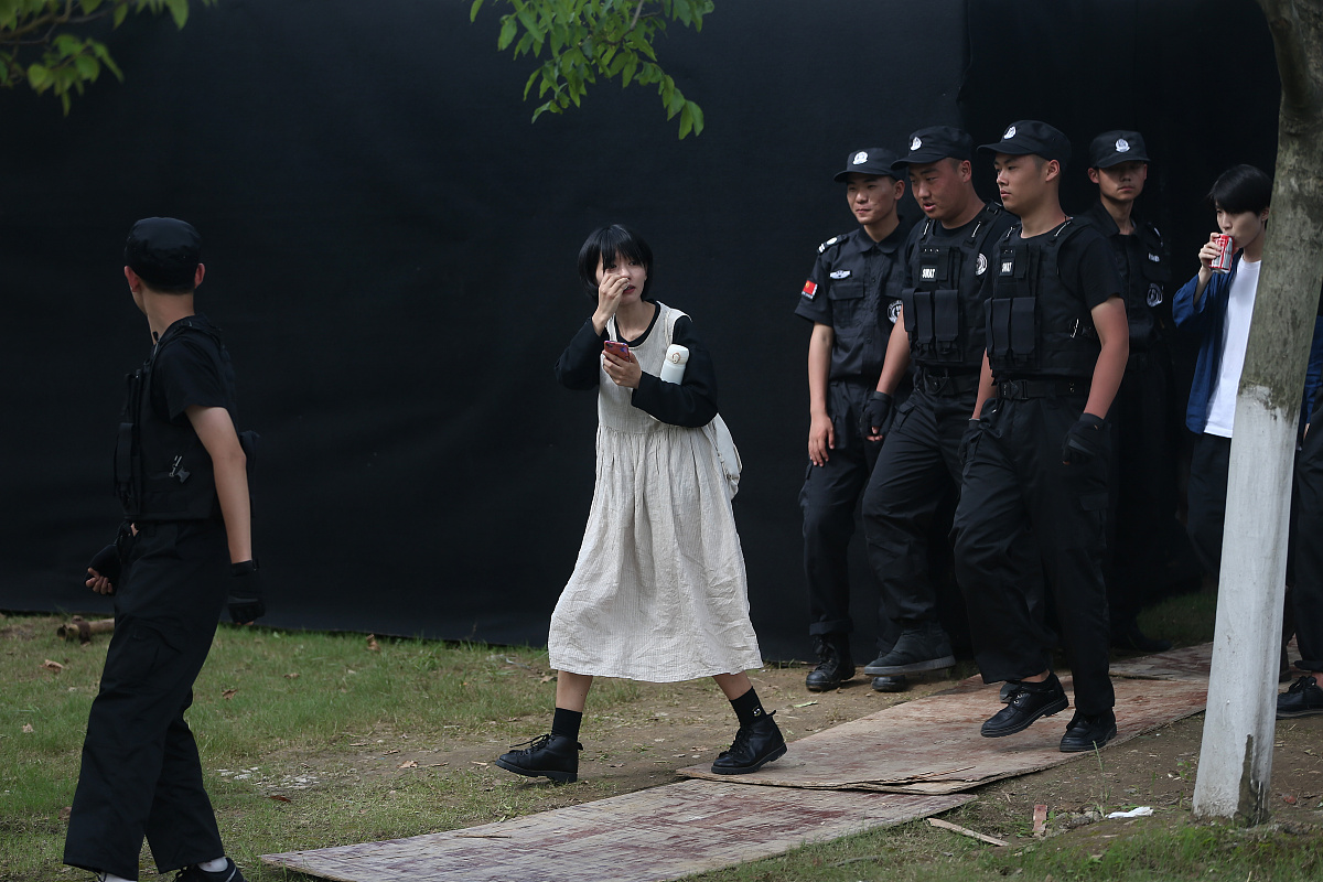 伤感民谣《去看海》：关于思念与失落的歌曲