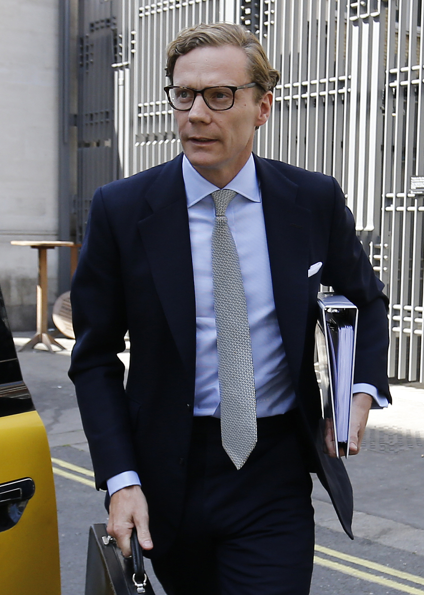 SQL 查询分析：计算学生平均分大于等于 80 的比例