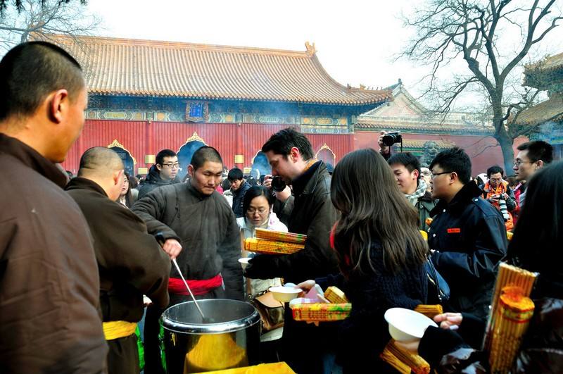 北京雍和宫里喝腊八粥“接福”,你知道这个传统的来历吗?