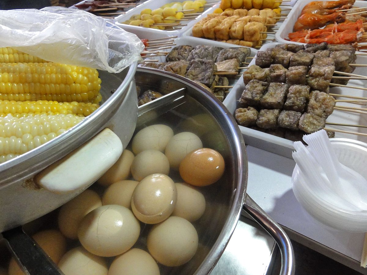 ***_***2012年7月7日,湖南张家界,风味小吃,茄子串,煮鸡蛋,蒸玉米.+++