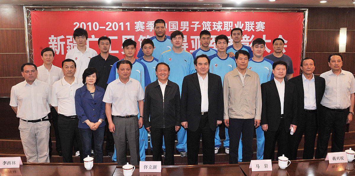 马兵中共党员高级工程师19879-19917 浙江大学化工学院学习19917-20007 中国石化四川维尼纶厂20009-20037 重庆大学工商管理学院学习2003 --重庆摩尔水处理设备有限公司 创业。获：重庆英才·创新创业领军人才2021西部重庆科学城金凤凰领军人才2021 十大西部重庆科学城科技创新领军人物十二五国家重大科技基础设施—高海拔宇宙线观测站LHAASO工程——优秀项目经理作为一