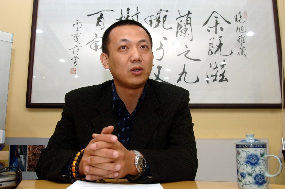 2007年3月3日,北京,陈晓旭的丈夫郝彤在北京世邦公司接受采访,证实他