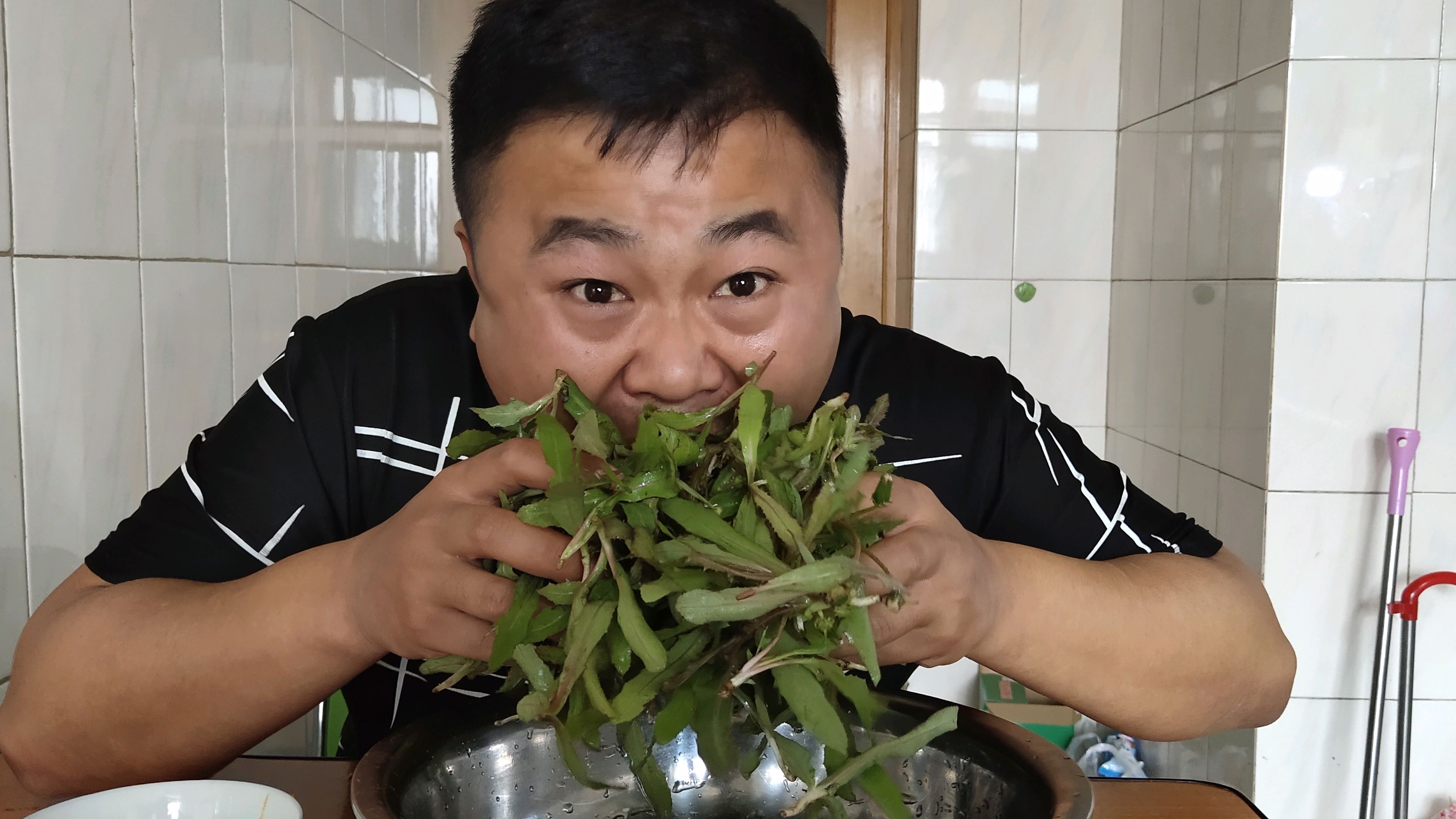 农村小伙生吃野菜,吃的竟然这么香,没想到野菜也有这么多功效!