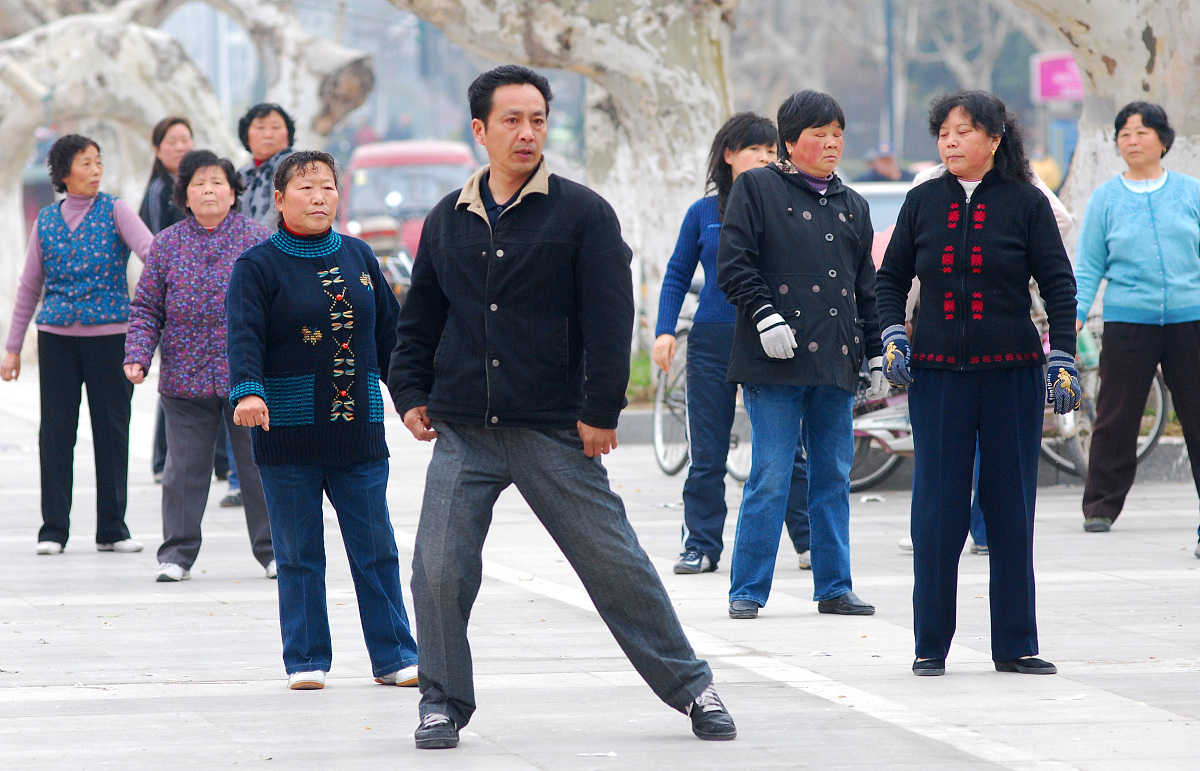 ***_***2010年4月9日,江苏淮安,晨练的市民.+++_+++清晨,公园,健身,老