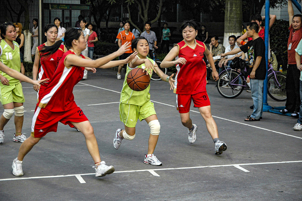请写出为庆祝五一劳动节区总工会举办三人篮球赛的活动主题200字内