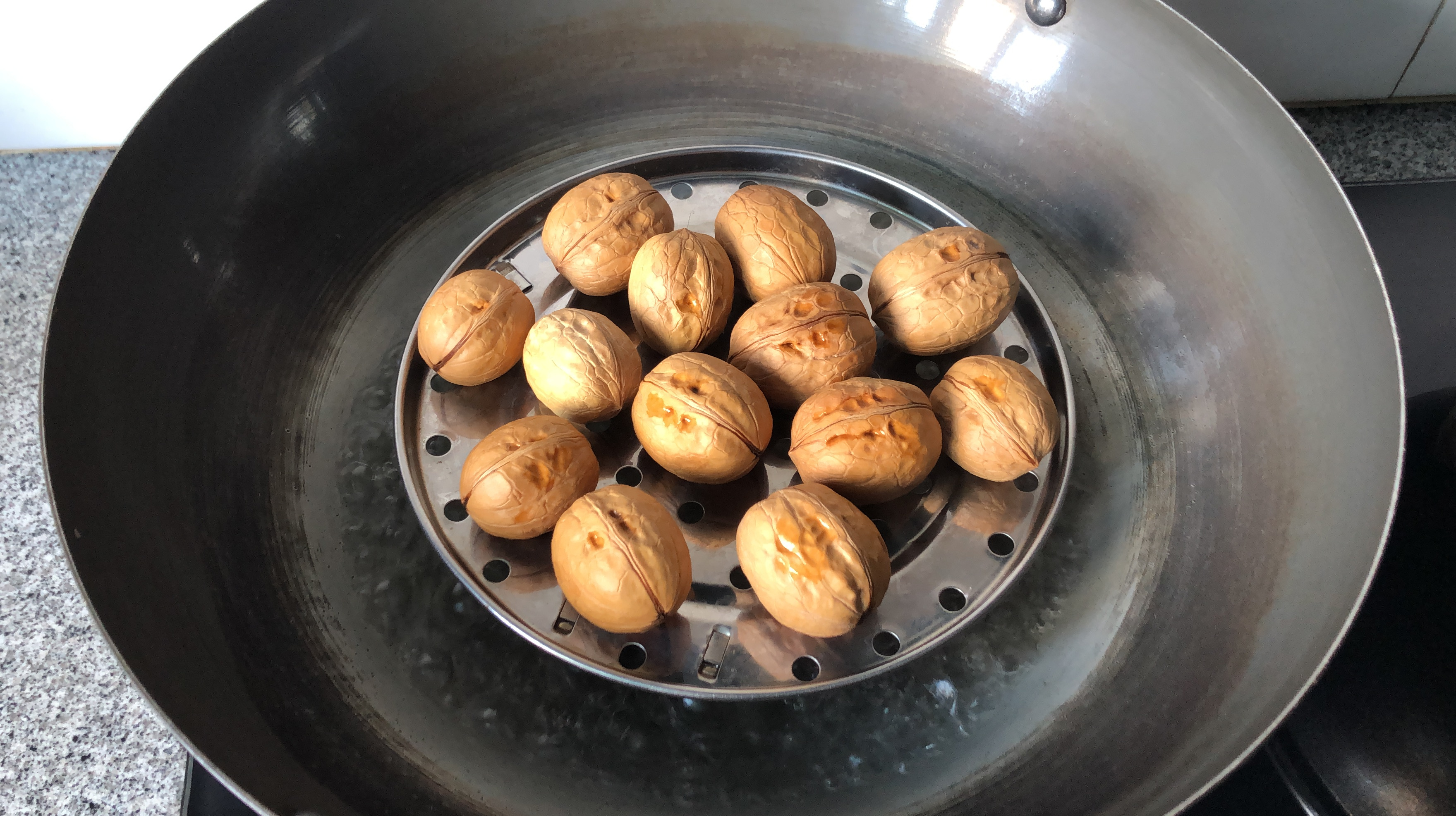 核桃放锅里蒸一蒸,真是厉害,解决了很多人吃核桃的烦恼,快学学