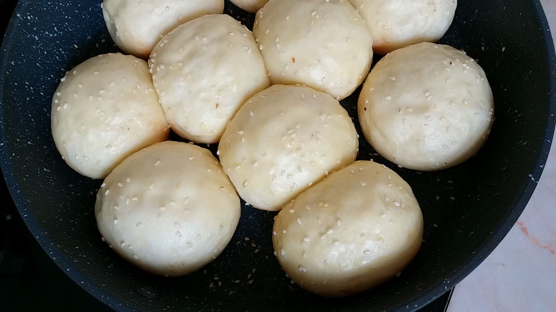 不用烤箱也能做出的蜂蜜脆底小面包,一个平底锅就能完成,收藏吧