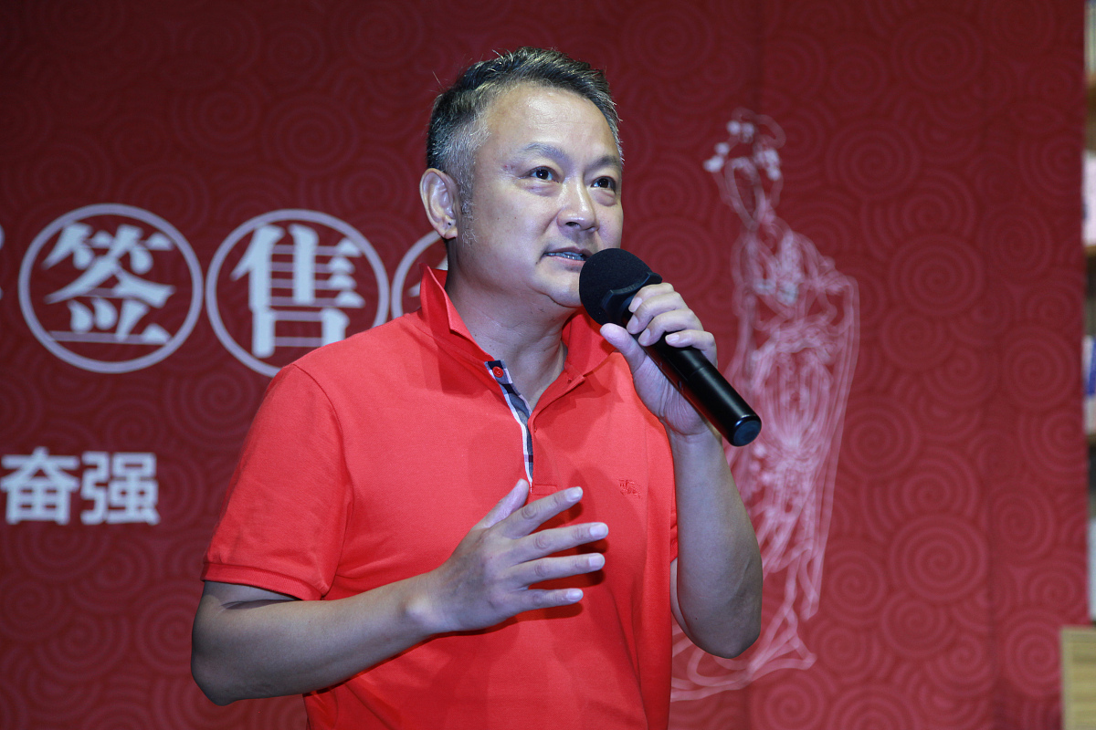 请描述贾宝玉的双性气质