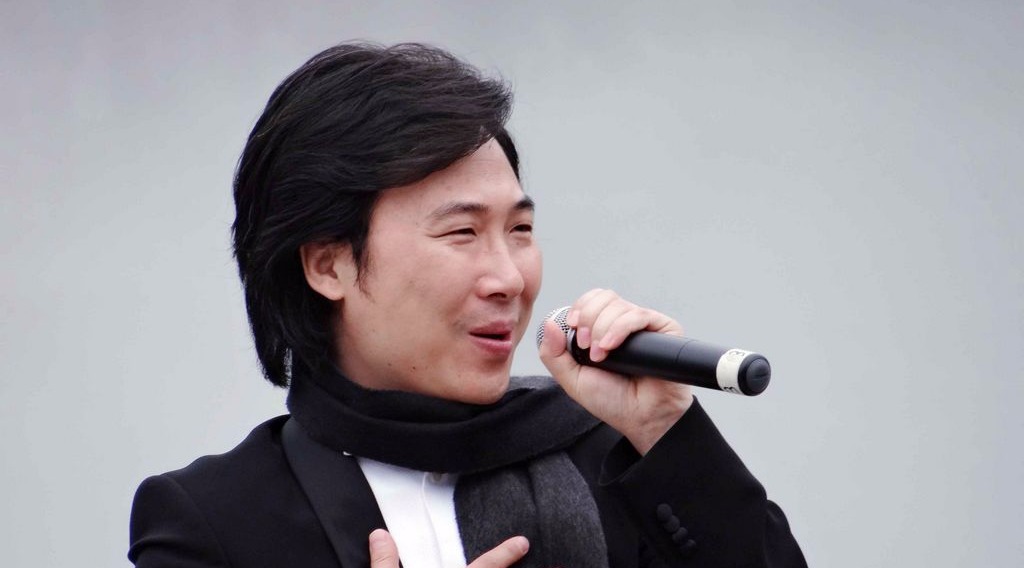 廖昌永演唱的《过雪山草地》,红军战天斗地,野菜充饥的顽强斗志