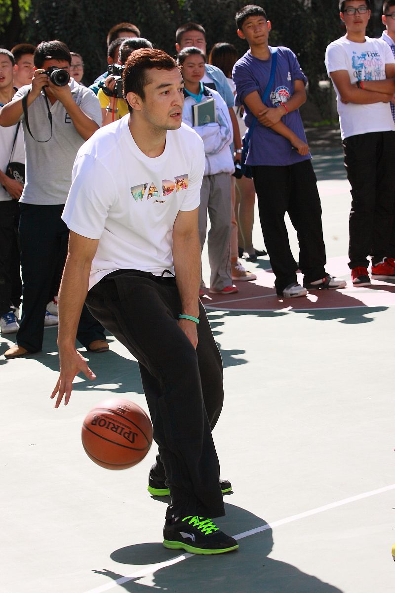 鲁迅在人间清醒中说敬人不必卑微卑微则显怒气有礼有节即可。 写一篇300字的哲理小故事