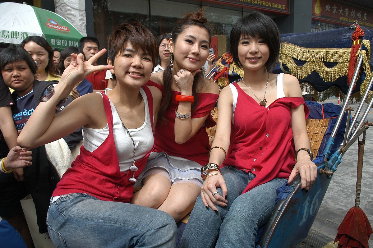 2007年5月24日,北京,s.h.e新专辑发布会,满嘴绕口令.主办方因场地问题
