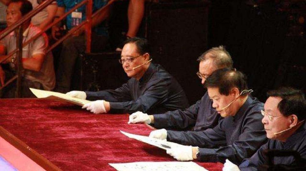 老农曾带老旧菜刀鉴宝,引在场众人哄笑,专家却给出约20万的估价