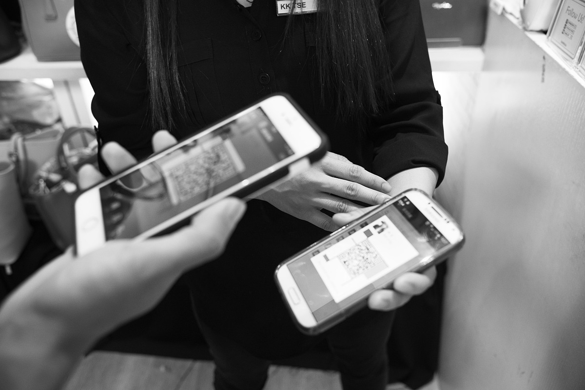 2015年5月6日,阿凌就职于深圳一家半事业性质的单位,利用业余时间往返