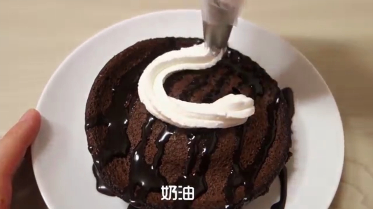 今天来教大家手工制作巧克力蛋糕,喜欢蛋糕的同学可以自己在家做