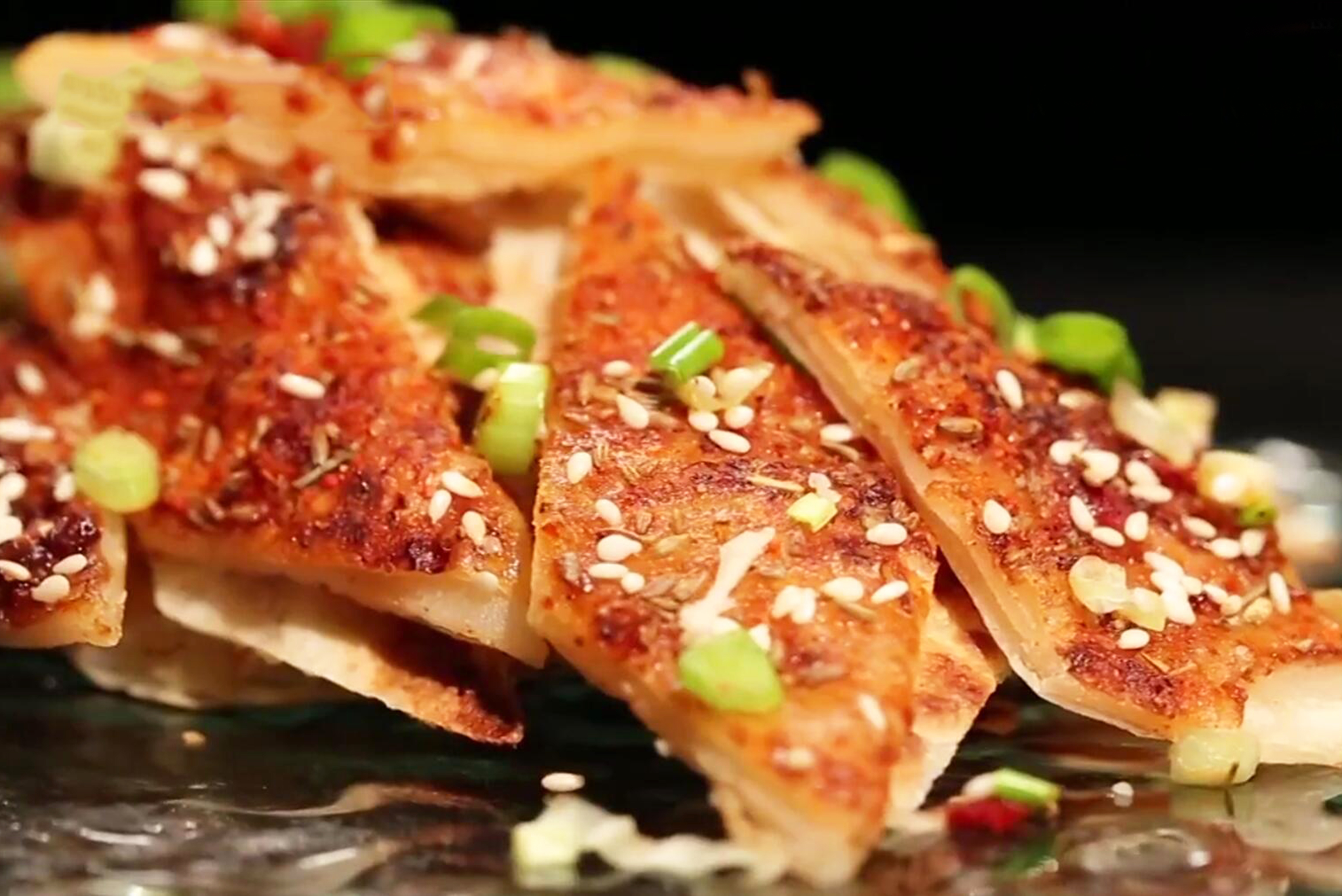 掌握2个小技巧,在家轻松做香酥薄脆,香味十足的酱香饼