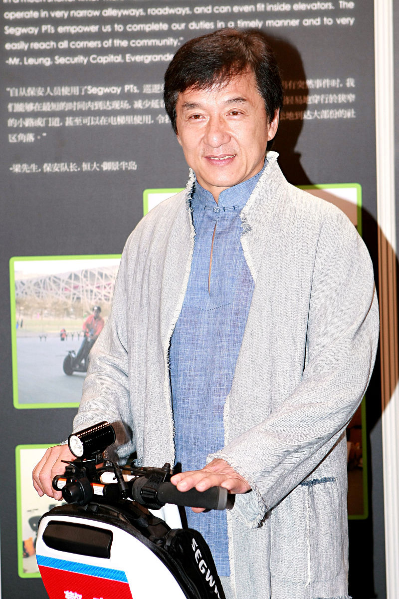 2008年6月4日,香港,成龙出席其代理的segway电动车推介活动.+++_+++成