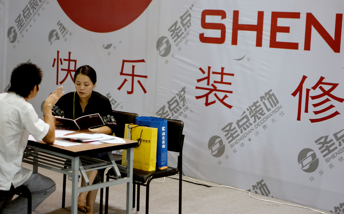 改写以下内容：今天我很开心因为我找到了工作工作内容简单