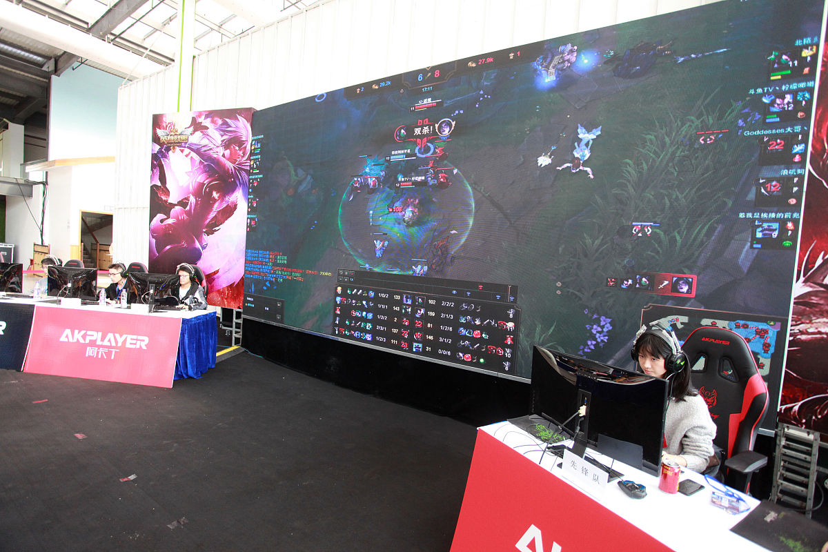 以 电竞比赛中的技巧和策略为题写一篇1000字文章