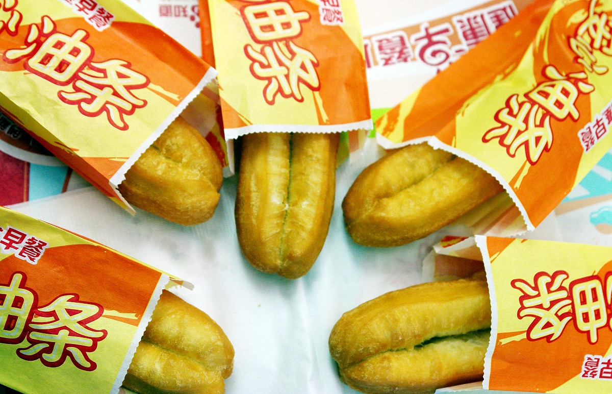 你是汉堡王的创意编导现在你需要写一个视频脚本标题是假如全人类都得了健忘症而你正常时长30s场景是汉堡王门店出镜的人是店长和客人脚本内容是客人点蛋牛牛蛋堡而店长得了健忘症需要搞笑的