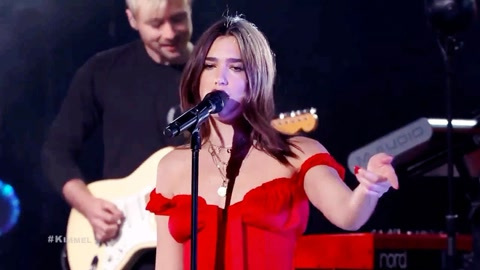 [图]Dua Lipa现场演唱热单《IDGAF》,美翻了,气场太强