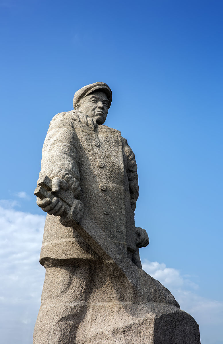 2023年是铁人王进喜诞辰100周年。为深入学习贯彻习近平新时代中国特色社会主义思想和党的二十大精神鼓励和激励百万石油员工自觉做石油精神和大庆精神铁人精神的传承者、践行者踏着铁人的脚步团结进取、接续奋斗以实际行动为建设和当好能源保供顶梁柱、保障国家能源安全贡献力量采油厂党委宣传部决定开展赓续精神学铁人踔厉奋发新征程主题征文活动。现将有关事宜通知如下：一、征文内容紧紧围绕赓续精神学铁人踔厉奋发新征程