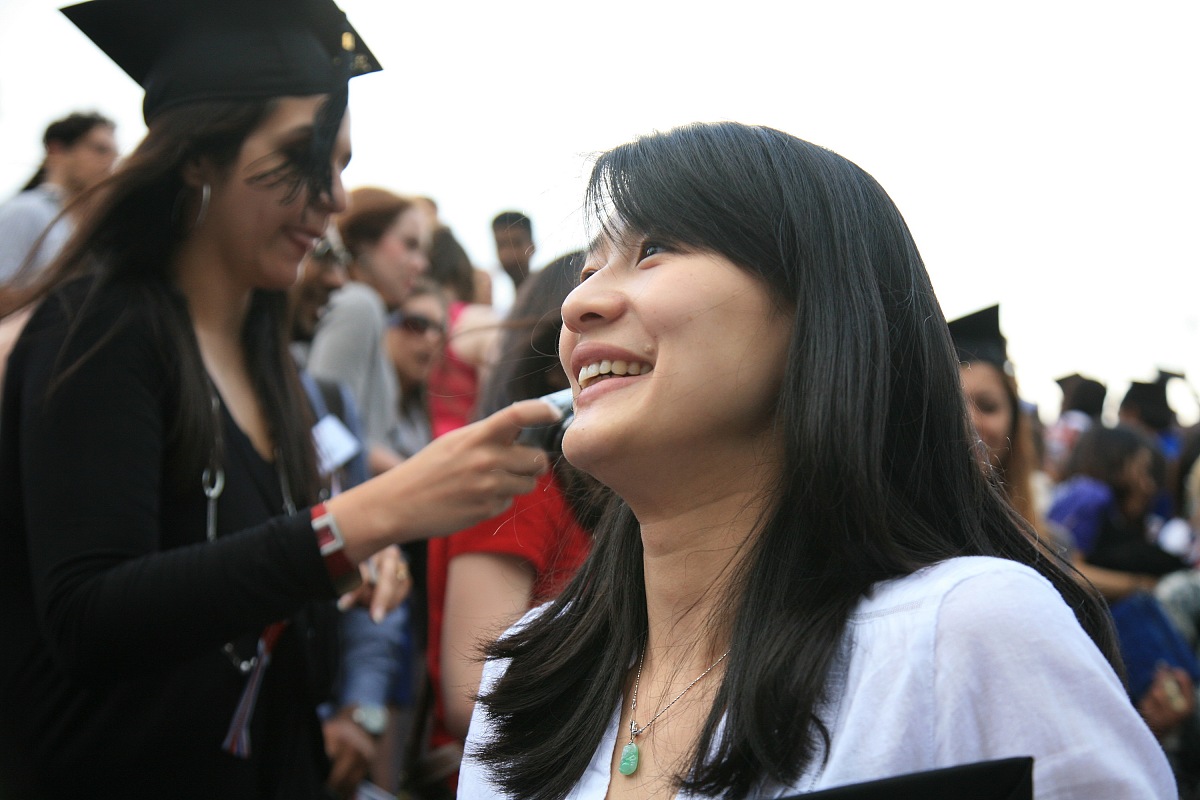 2012年5月30日,伦敦,250名来自100多个国家的留学生在英国伦敦齐抛毕