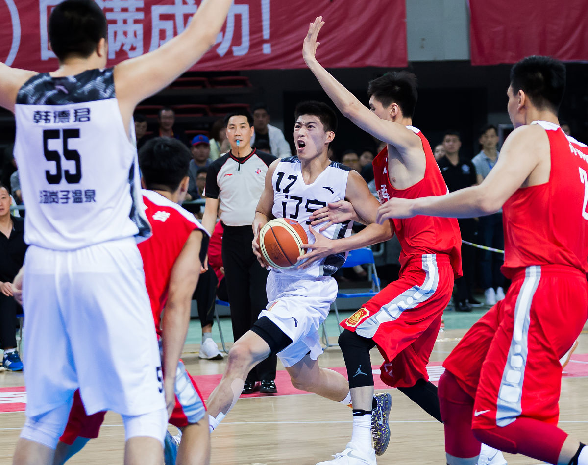 XXX队获胜！精彩绝伦的篮球赛！