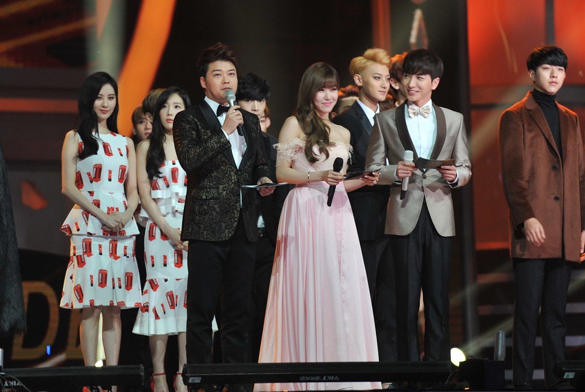 刘德华、关晓彤、王一博合唱《牛起来》新年祝福，你如何评价？