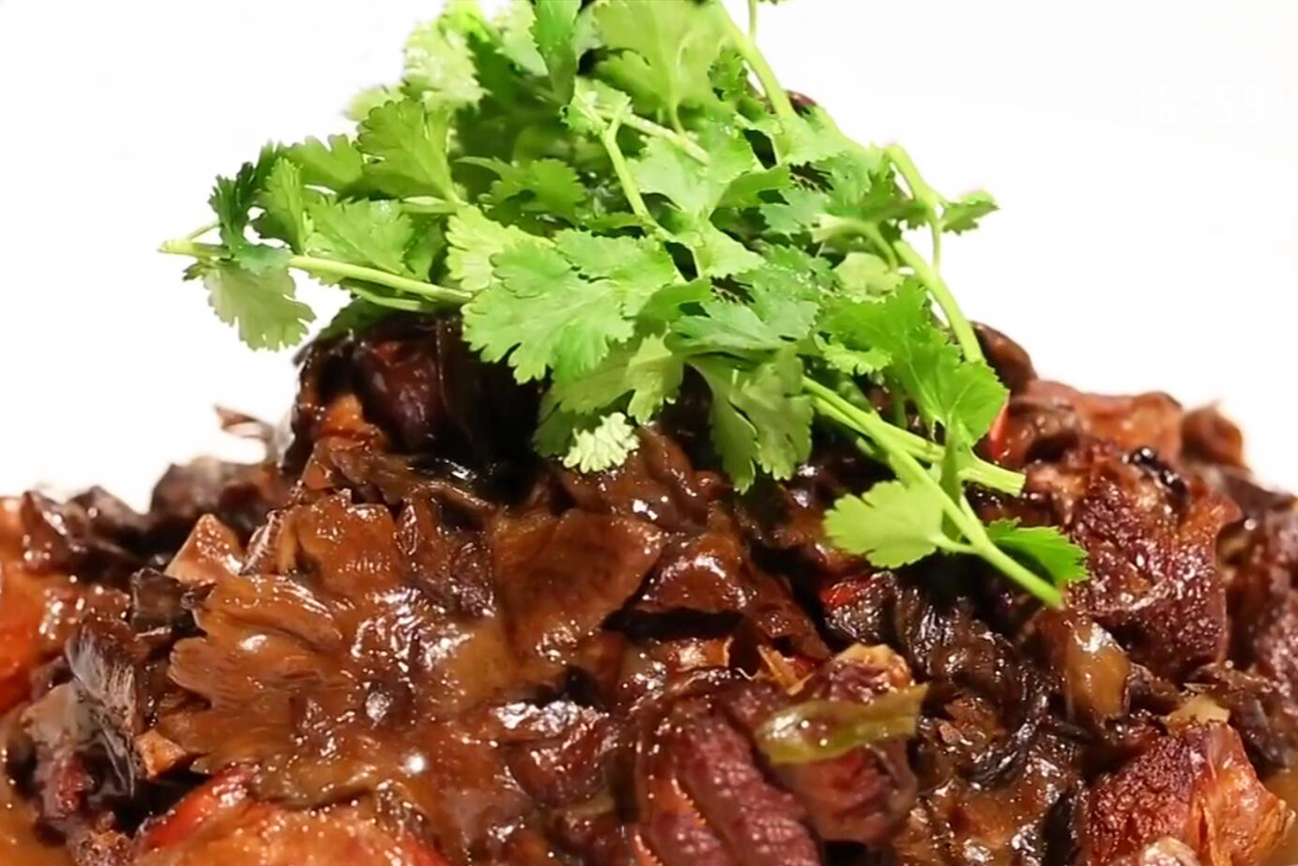 它是东北著名炖菜“小鸡炖蘑菇”,清肠养胃还能提高免疫力