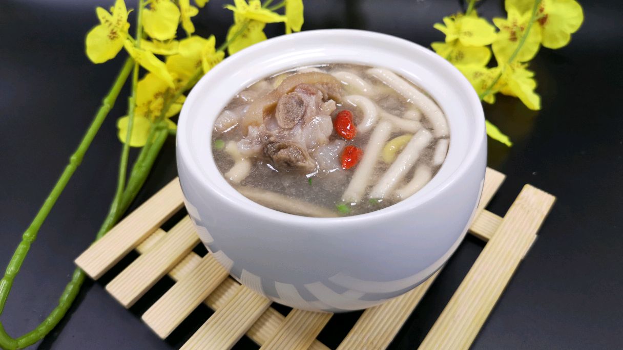 月子餐食谱之:花生通草猪手汤,促进乳汁分泌,补充多种营养