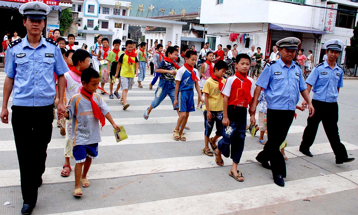 2007年9月1日,江西婺源县公安局交警大队秩序科的民警们在教孩子们走